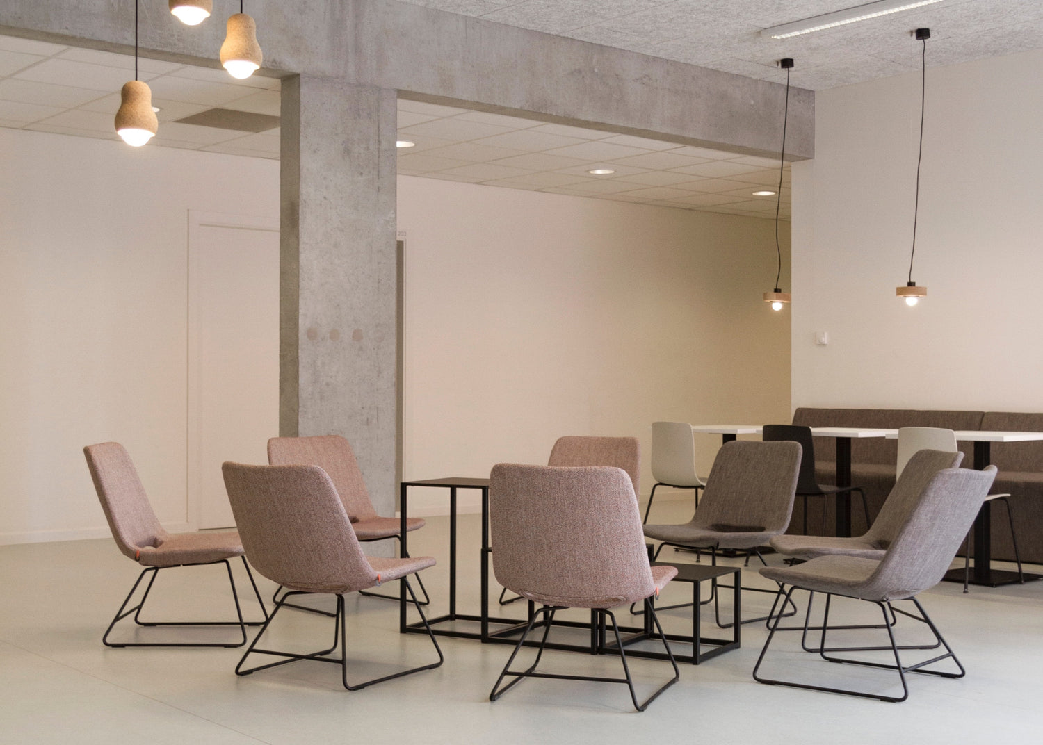 A well organized meeting area in an office