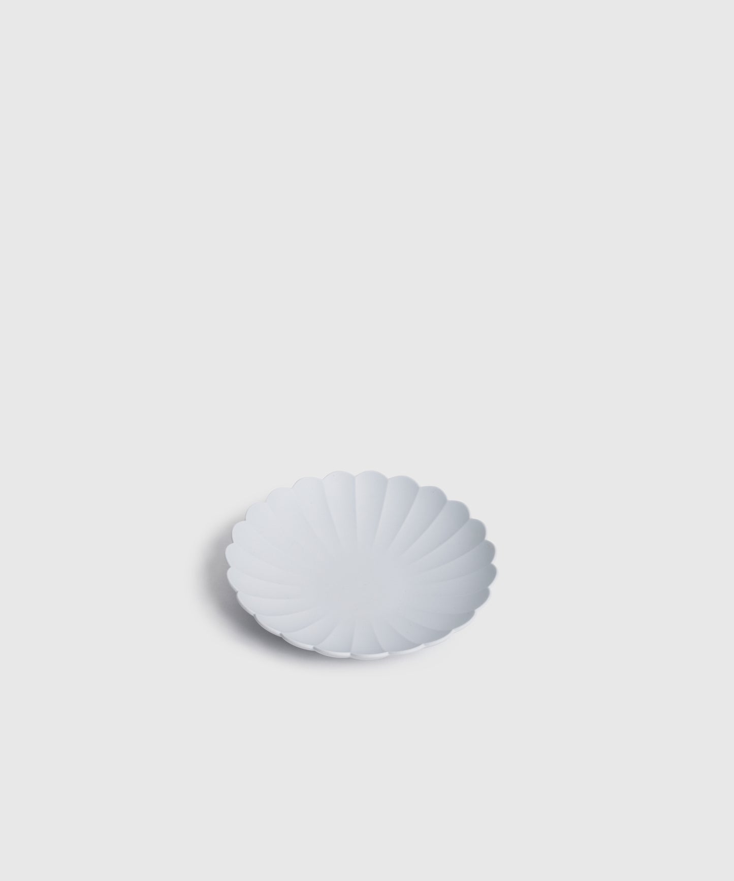 Porcelain plate inspired by Japanese flowers | Shop at KonMari